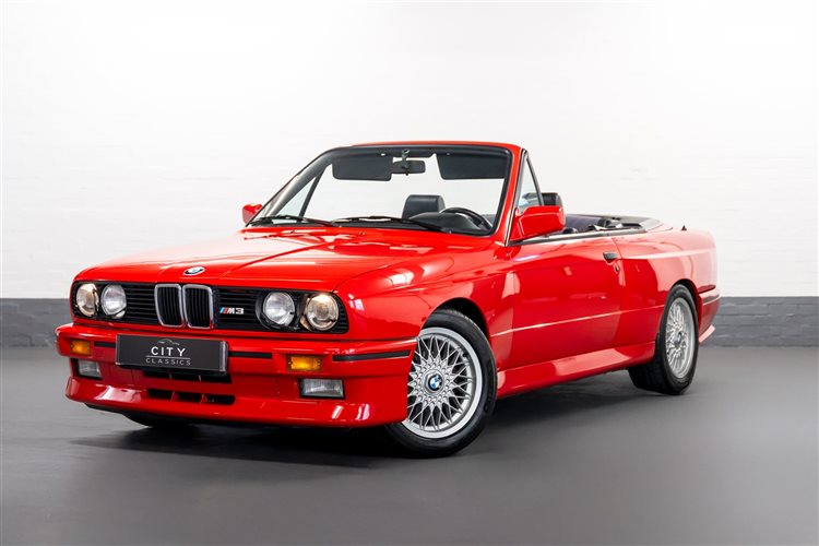 BMW M3 (E30) - 55,000 KM - RAVAGILA M-CLOTH - RARE